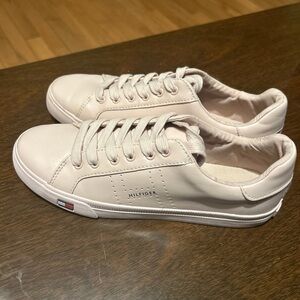 Women’s Tommy Hilfiger lace up Sneakers size 8.5 tennis shoes